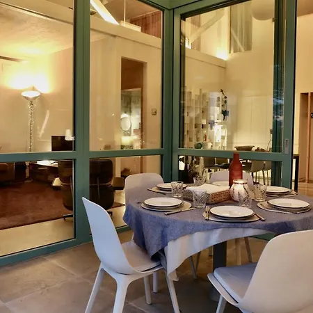 Independent Duplex In A Stately 아파트